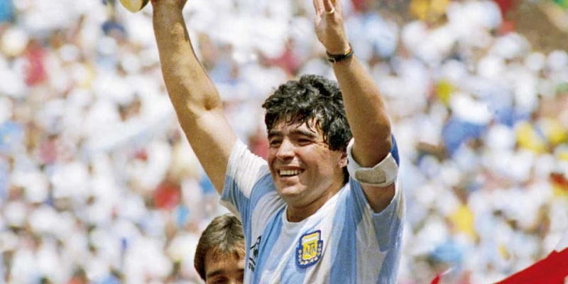 Diego Maradona là cậu bé vàng của bóng đá Argentina